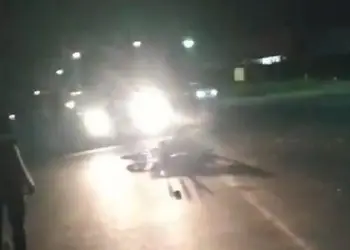 Homem fica ferido após colisão entre carro e motocicleta próximo ao trevo de Sapeaçu